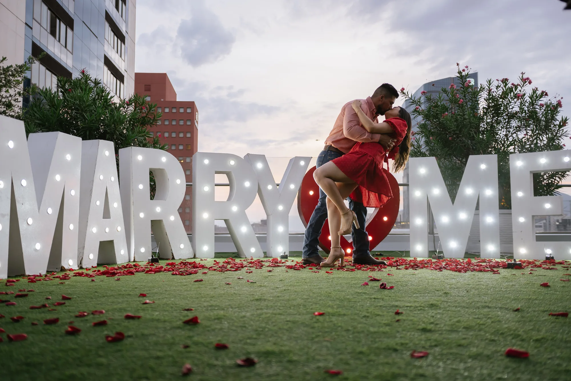 Pareja celebrando en terraza con vista a Monterrey