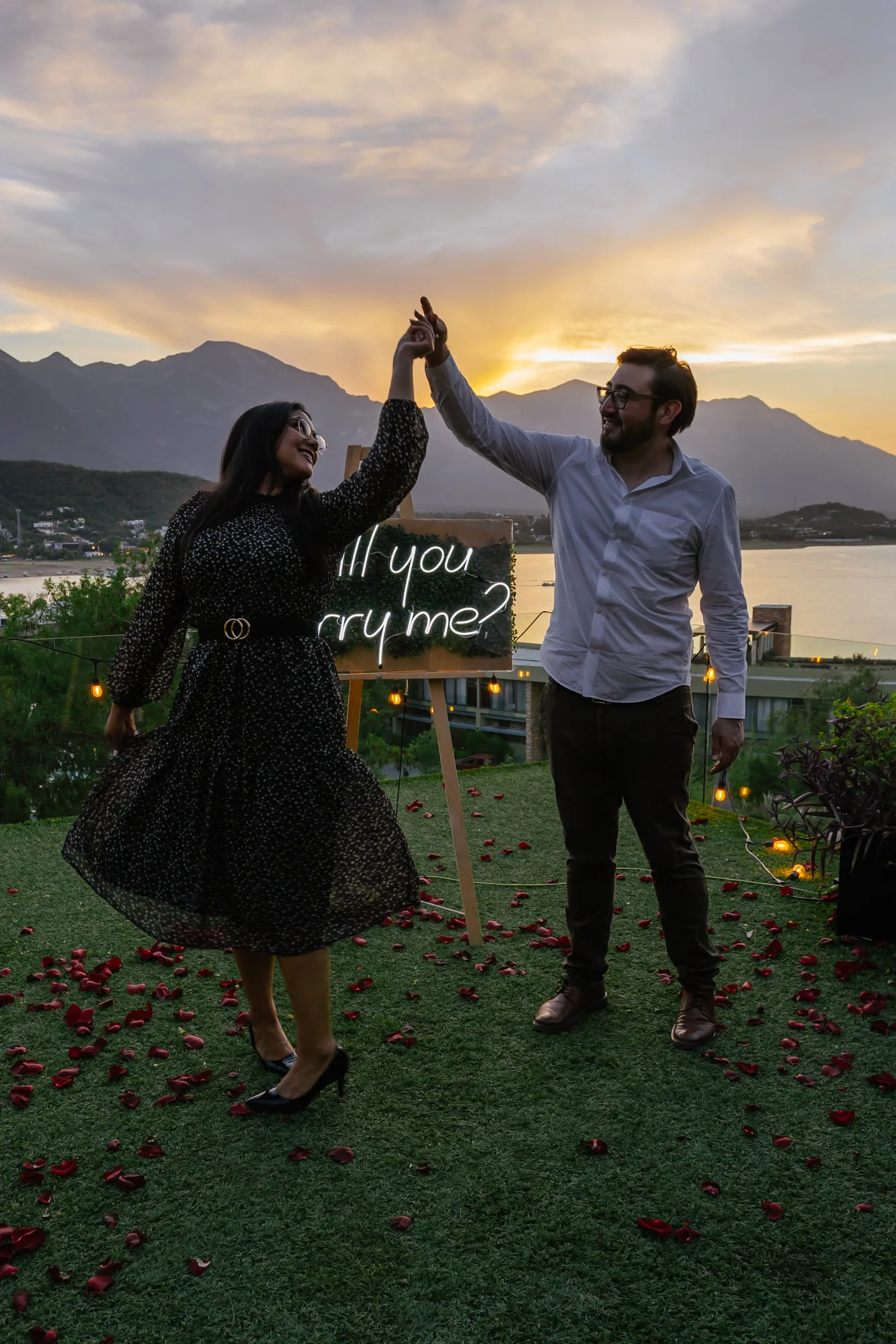 Pareja bailando al atardecer frente al lago y la sierra