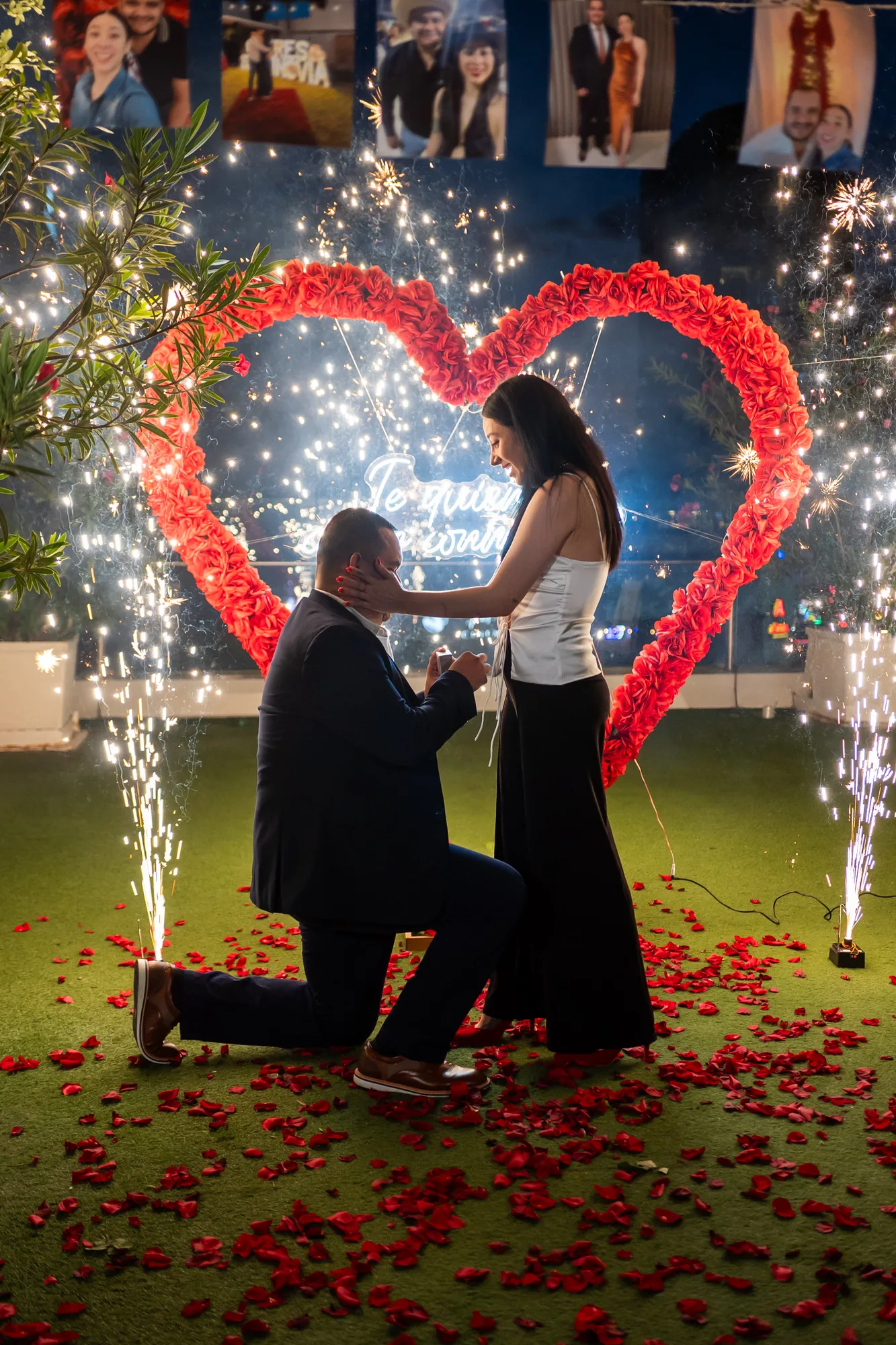 Pedida de mano nocturna con fuegos artificiales y arco de rosas, galería de fotos al fondo